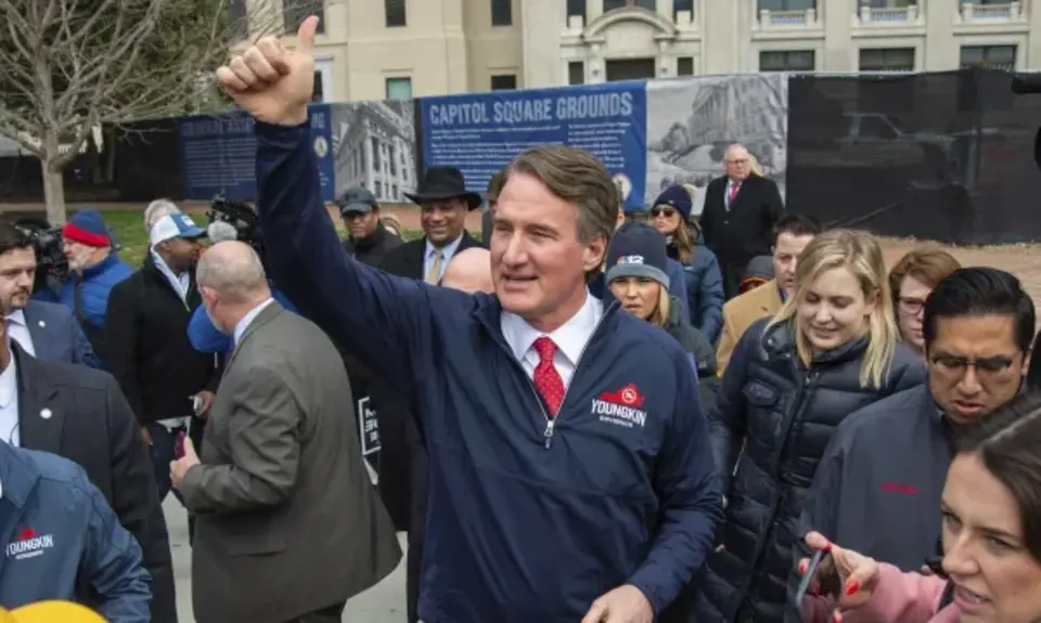 Glen Youngkin giving a thumbs up to a crowd.