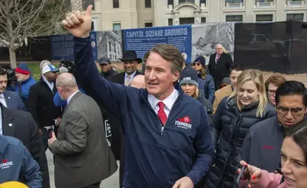 Glen Youngkin giving a thumbs up to a crowd.