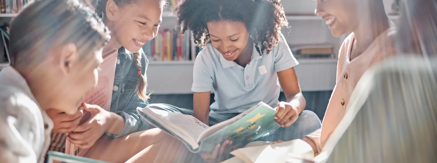 Chidlren reading books in the sunshine