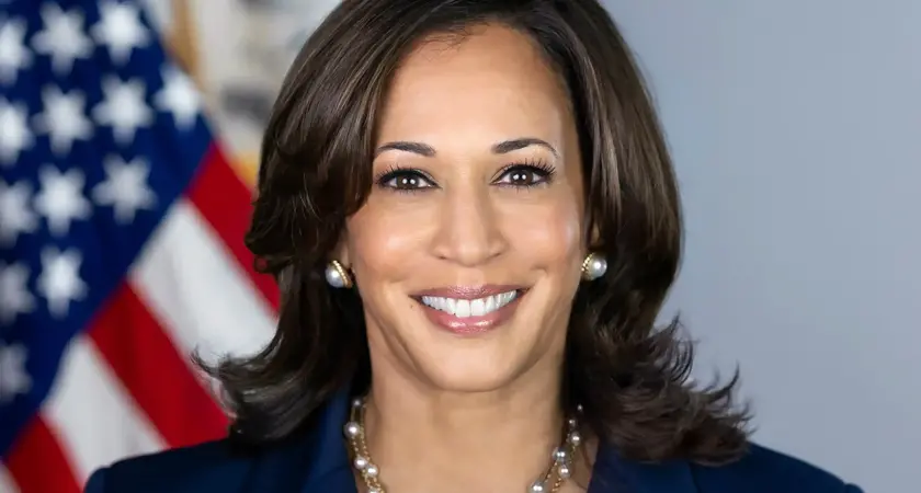 Official portrait of Kamala Harris cropped