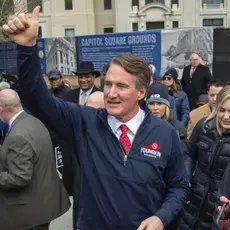 Glen Youngkin giving a thumbs up to a crowd.